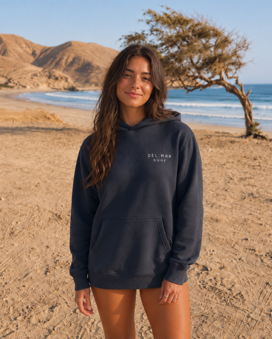 Azul | Polera con capucha azul, en la playa